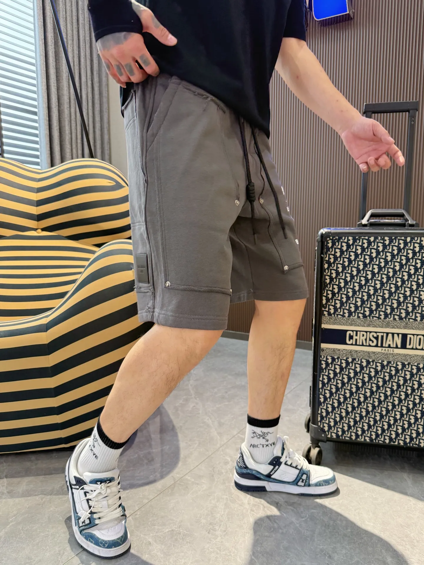 Balenciaga's three-standard complete 2026 summer New Arrival men's casual shorts, advanced custom-made Breathable fabric, Breathable fabric, extremely stretchy and comfortable, impeccable details, top-grade accessories, original logo design concept, delicate and soft feel! The upper body fit is awesome! Size: M-XXXL Please state your height and weight when ordering